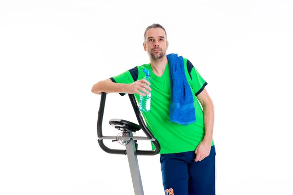 Mladý Muž Zelené Košili Vodou Láhev Vlak Fitness Strojem — Stock fotografie