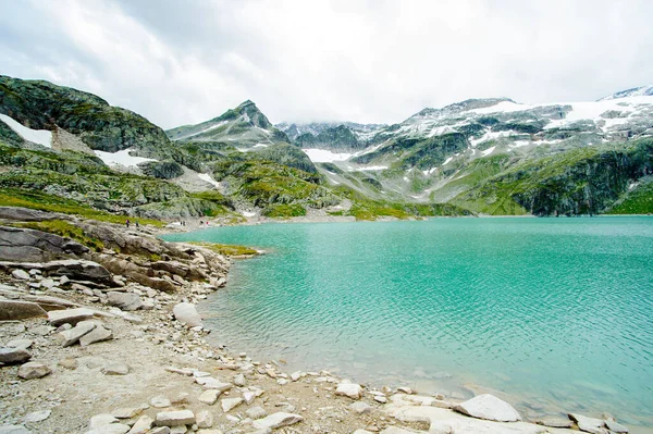 Paysage Alpin Lac Glaciaire Face Aux Montagnes Ciel Bleu — Photo