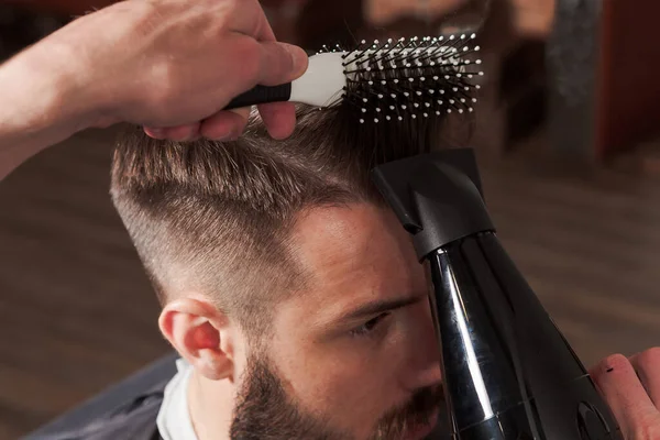 Las Manos Peluquero Haciendo Corte Pelo Hombre Atractivo Barbería — Foto de Stock