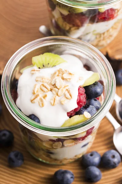 Müsli Serveras Med Yoghurt Och Färska Frukter — Stockfoto