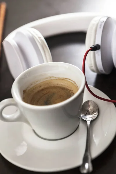 Une Tasse Blanche Remplie Délicieux Café — Photo