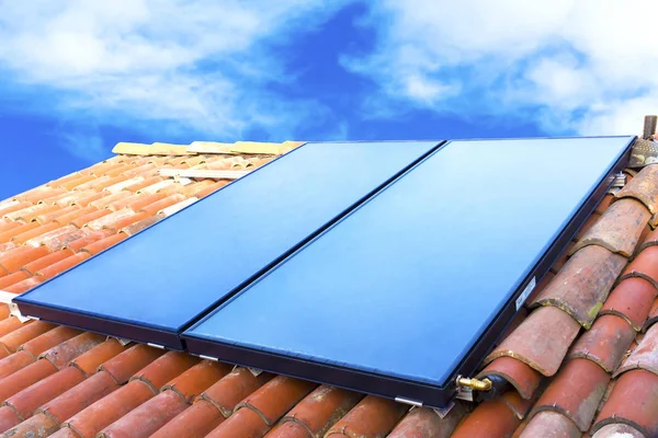 Sonnenkollektoren Auf Dem Dach Eines Hauses Mit Blauem Himmel — Stockfoto