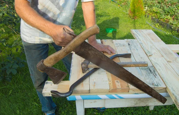 Człowiek Używa Piły Metalu Siekiery Młotka Prac Budowlanych Ogrodzie — Zdjęcie stockowe