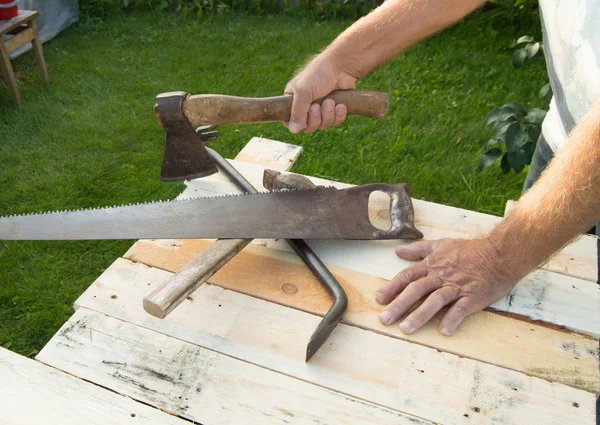 Muž Drží Sekeru Pracuje Stavebními Nástroji Své Zahradě — Stock fotografie