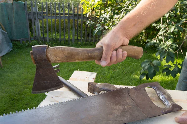 拿着斧头 在自家花园里用建筑工具干活的人 — 图库照片