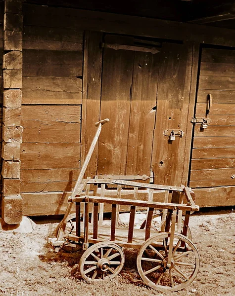 旧木车轮 — 图库照片