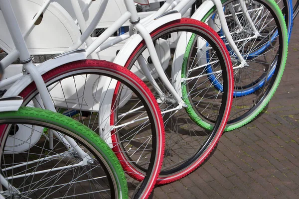 Λευκά Ποδήλατα Πολύχρωμα Ελαστικά Στη Σειρά Στην Ολλανδία — Φωτογραφία Αρχείου