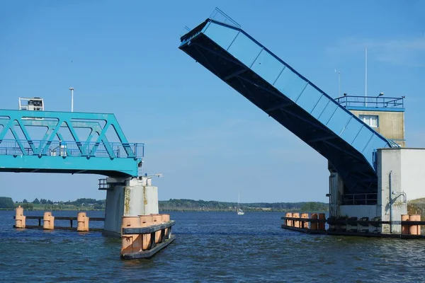 Brücke Zur Nützlichkeit Öffnet Sich — Stockfoto