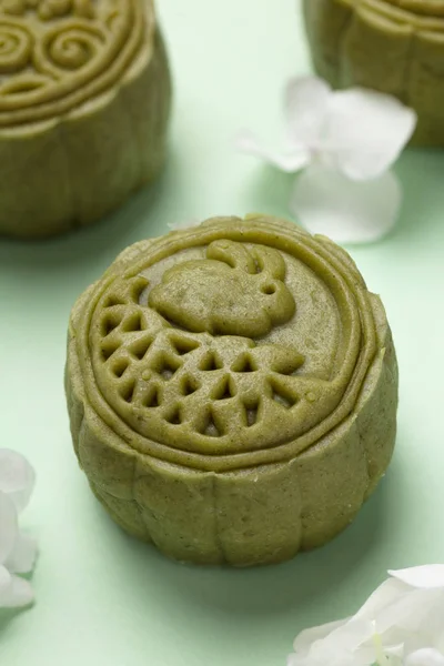 Schöne Mondkuchen Auf Buntem Hintergrund Mit Einigen Hortensien — Stockfoto