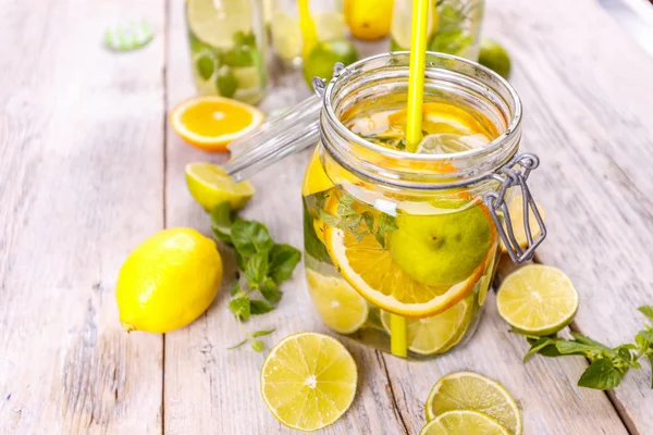 レモンとミントとおいしい冷たい飲み物 — ストック写真