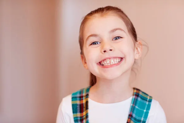 Een Schattig Klein Meisje Glimlachend Naar Camera — Stockfoto