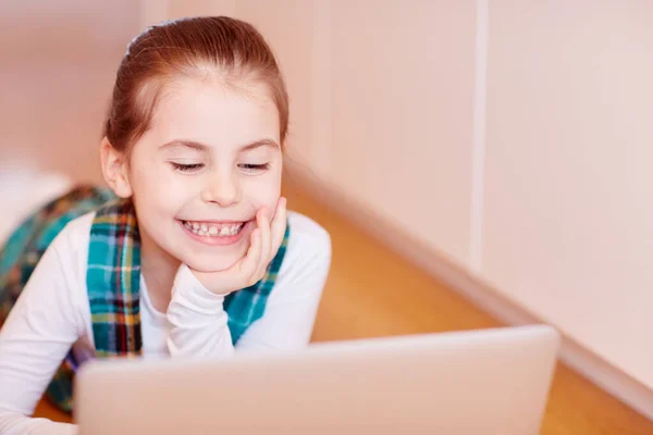 Ein Süßes Kleines Mädchen Spielt Auf Einem Laptop — Stockfoto