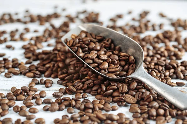 Masa Świeżo Palonych Ziaren Kawy Wyrobu Tureckiej Mochy Lub Espresso — Zdjęcie stockowe