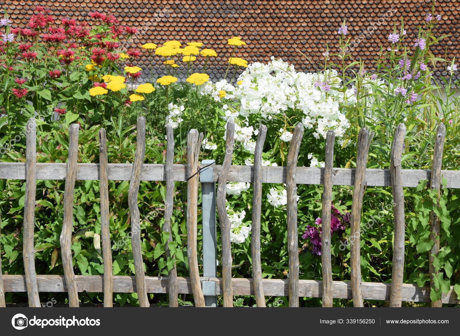 Fence Flower Garden / 40 Beautiful Garden Fence Ideas Home Stratosphere