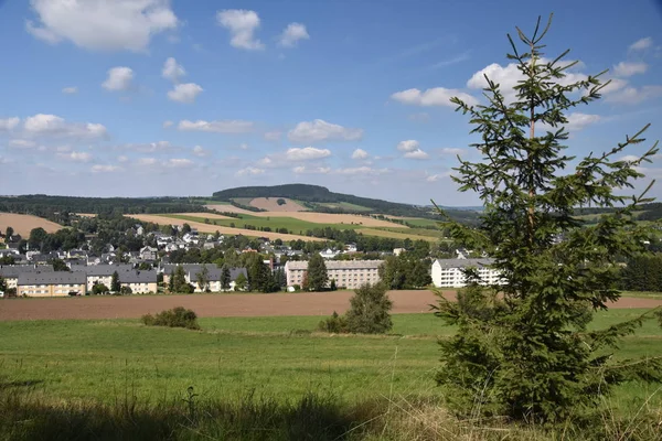 Widok Crottendorf Erzgebirge Awg Domów Pierwszym Planie Scheibenberg Tle Prawej — Zdjęcie stockowe