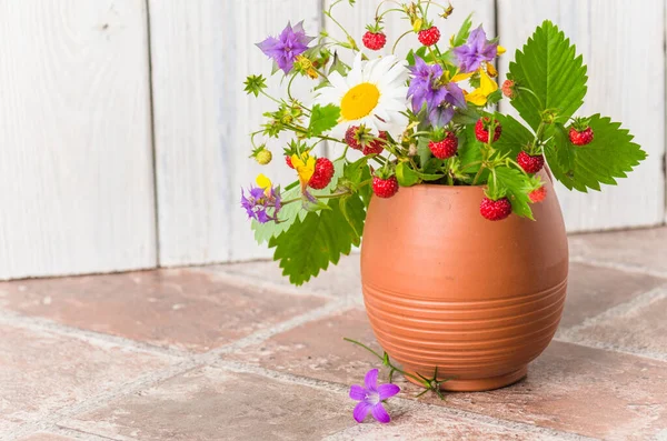 Fresas Maduras Ramo Flores Del Bosque Una Taza Barro — Foto de Stock