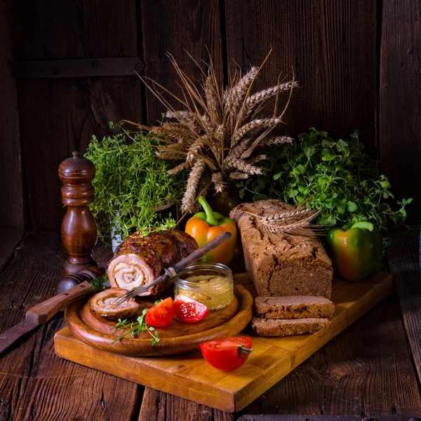 Rostat Bröd Med Torkad Frukt Och Bacon — Stockfoto