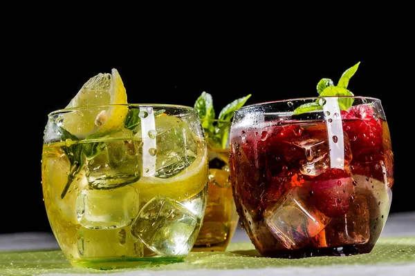 Thé Glacé Avec Fruits Dans Des Verres Bas Bulbeux — Photo