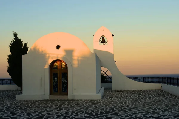 日落时海边一座山上的小礼拜堂 — 图库照片