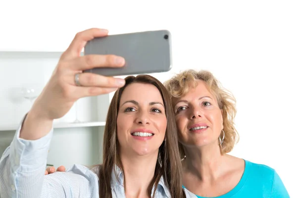Jonge Vrouw Haar Moeder Het Nemen Van Een Selfie Samen — Stockfoto