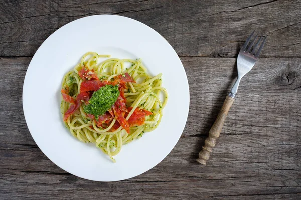 Spaghetti Mit Rucola Pesto Und Würziger Bauchredner Salami Von Oben — Stockfoto