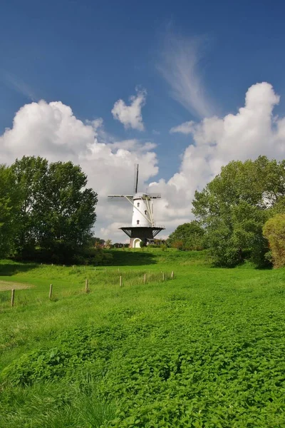 Naturskön Utsikt Över Landskapet Med Väderkvarnsbyggnad — Stockfoto