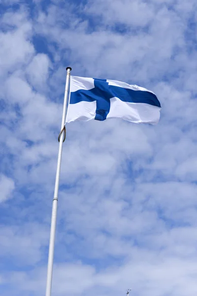Flaga Fińska Wieje Wietrze Lekko Zachmurzonym Niebem Pokrywą Chmur Altocumulus — Zdjęcie stockowe