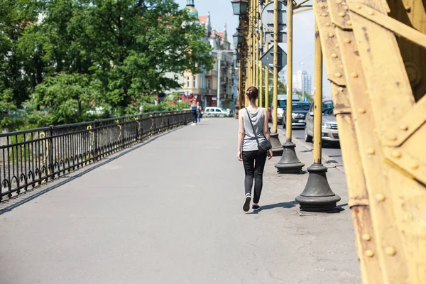 Lengyelország Városi Táj Fiatal Lány Hídon — Stock Fotó