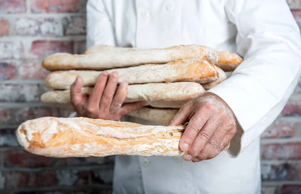 Ein Bäcker Mit Traditionellem Brot Französisches Baguette — Stockfoto