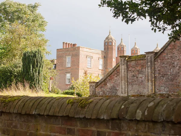 Ciekawy Widok Boku Melford Hall Długi Melford Nad Murem Cegły — Zdjęcie stockowe