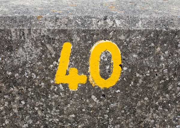Κίτρινη Αρίθμηση Μπογιά Στον Τοίχο Του Λιμανιού Harwich — Φωτογραφία Αρχείου