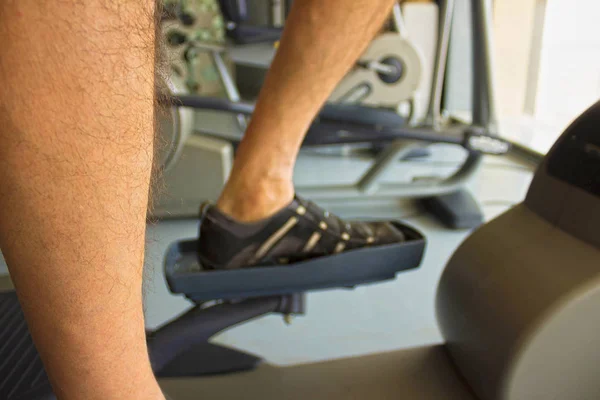Spor Salonunda Bacaklarla Bisiklet Sporunun Yan Görüntüsü Seçici Odak — Stok fotoğraf