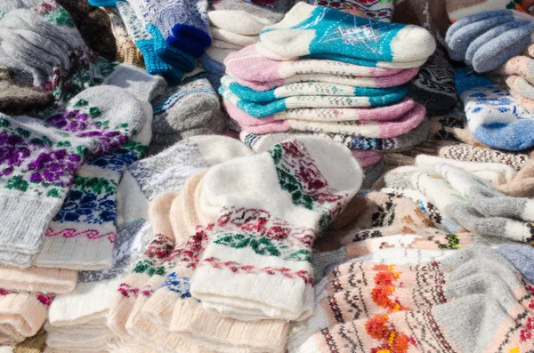 Socken Auf Dem Winter Weihnachtsmarkt Eine Vielzahl Bunt Gestrickter Wollsocken — Stockfoto