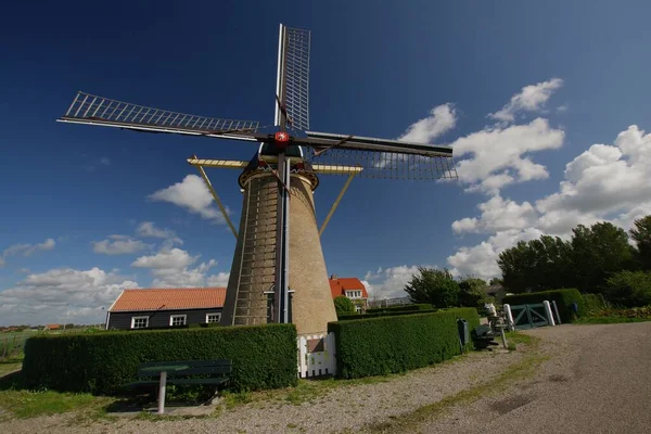 Malerischer Blick Auf Die Landschaft Mit Windmühlenbau — Stockfoto