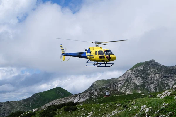 Helicóptero Vôo Nas Montanhas Allagu Com Céu — Fotografia de Stock