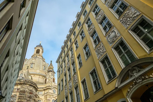 Historiska Byggnader Med Stuckatur Fasad Och Frauenkirche Dresden — Stockfoto