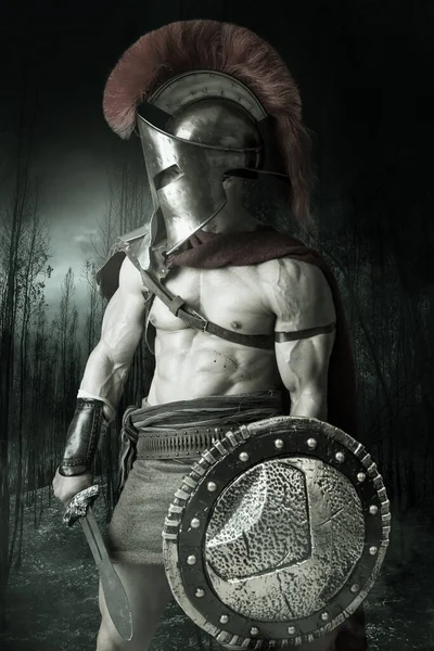 Antiguo Guerrero Gladiador Posando Bosque Oscuro — Foto de Stock