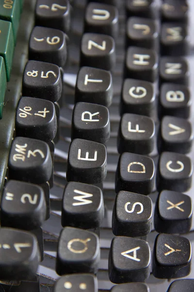 Teclado Resistido Uma Velha Máquina Escrever — Fotografia de Stock