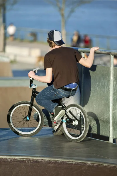Bisikletli Bir Genç Kaykay Parkında — Stok fotoğraf