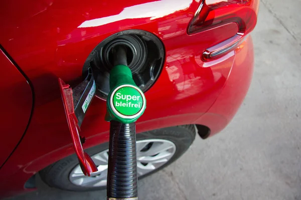 Wasserhahn Für Superbenzin Bleifrei Tanköffnung Eines Kraftfahrzeugs — Stockfoto