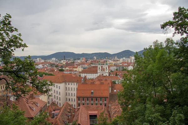 シュタイリアに多くの赤い屋根があるグラーツ市内をご覧ください — ストック写真