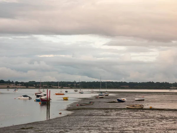 Närbild Flodmynningen Scen Manningtree Med Förtöjda Båtar — Stockfoto