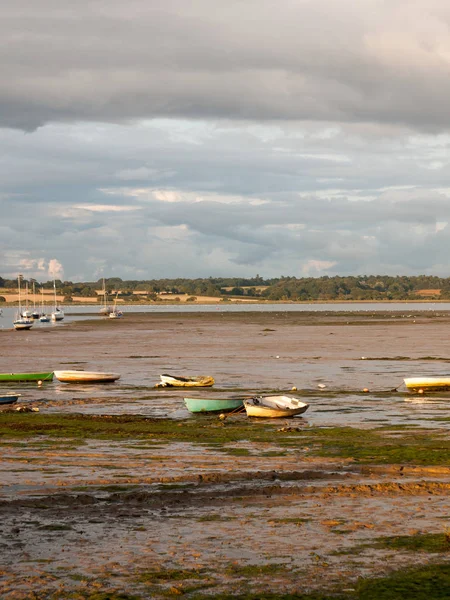 Estuaire Scène Dans Manningtree Avec Amarrés Bateaux Marée Nuages Paysage — Photo