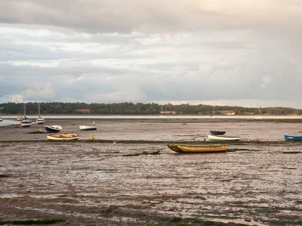 Estuaire Scène Dans Manningtree Avec Amarrés Bateaux Marée Nuages Paysage — Photo