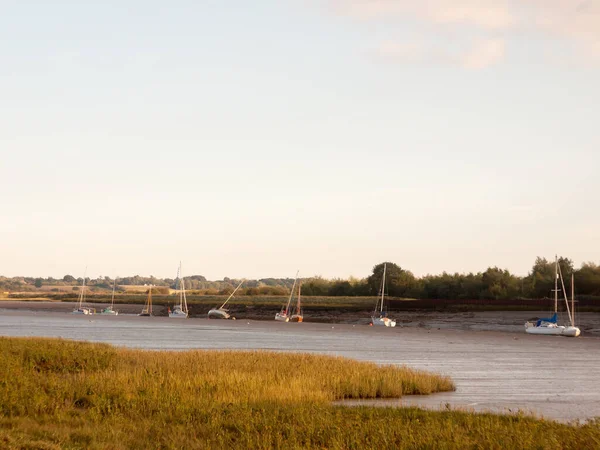 Solnedgång Scen Över Floden Genom Landet Med Förtöjda Båtar Och — Stockfoto