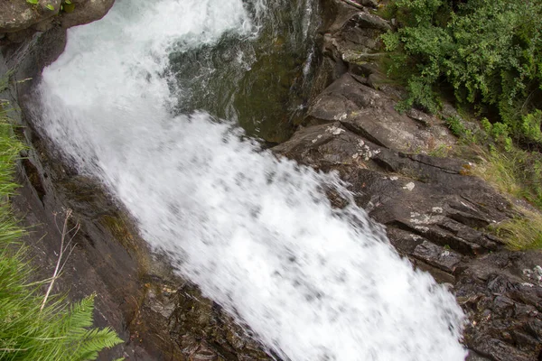 Bella Cascata Sullo Sfondo Della Natura — Foto Stock