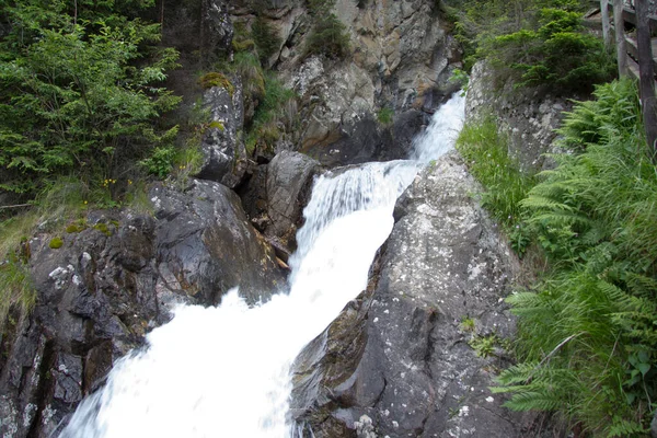 Schöner Wasserfall Auf Naturhintergrund — Stockfoto