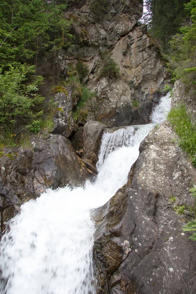 Bella Cascata Sullo Sfondo Della Natura — Foto Stock