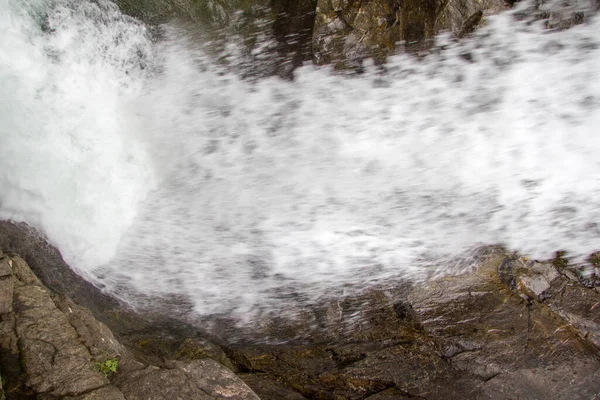 Bella Cascata Sullo Sfondo Della Natura — Foto Stock