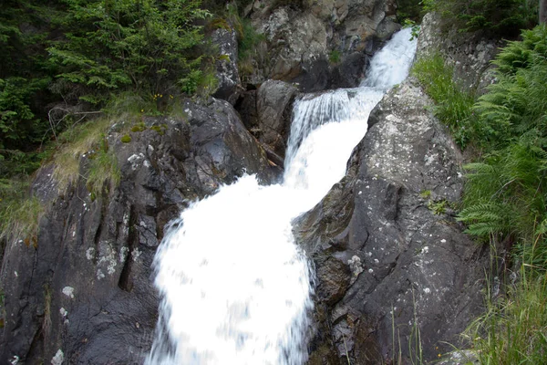 Bella Cascata Sullo Sfondo Della Natura — Foto Stock